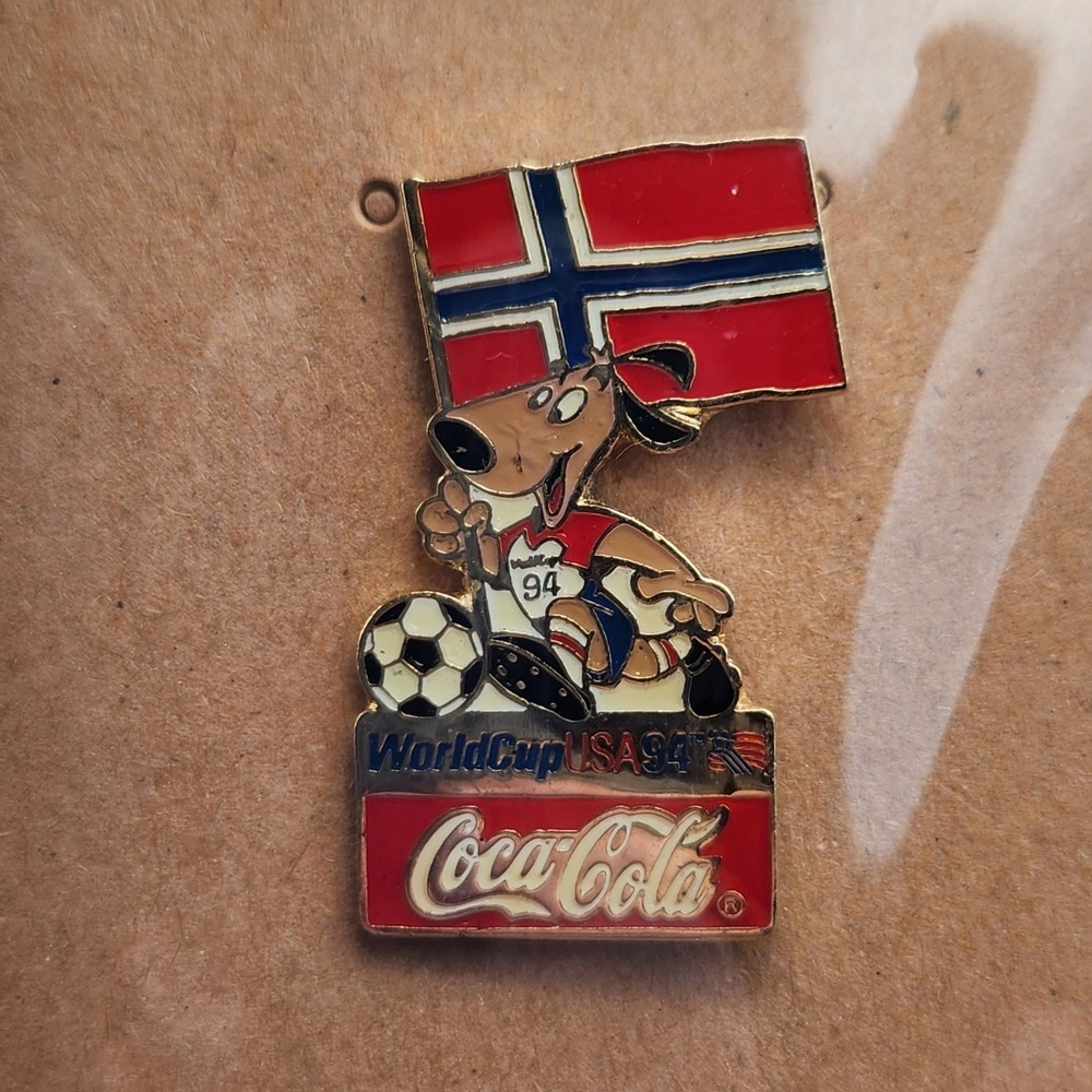 Norway World‎ Cup '94 FIFA Flag Pin - Striker Dog Mascot & Coca Cola